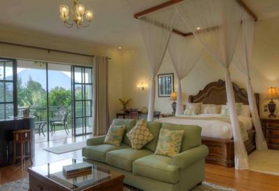 Bedrooms with a lounge area
