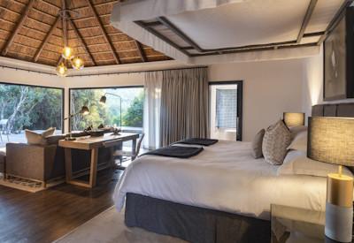 Thatched safari suites at Eagles Crag